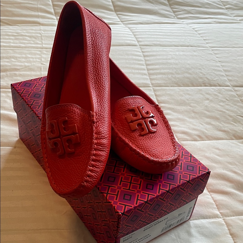 Tory Burch Red/Orange Pebbled Leather Logo Driving Loafers - Picture 6 of 8